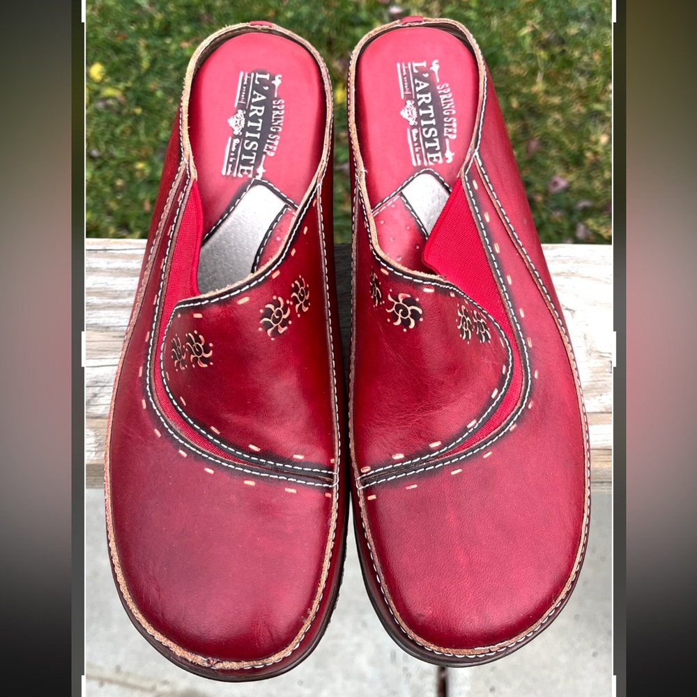 L’ Artiste Spring Step smooth red leather slip-on clogs. Size 41, 10.5.